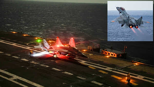 MiG-29K: కటిక చీకట్లో నౌకపై యుద్ధ విమానం ల్యాండింగ్.. వీడియో చూశారంటే రోమాలు నిక్కబొడుచుకోవాల్సిందే..