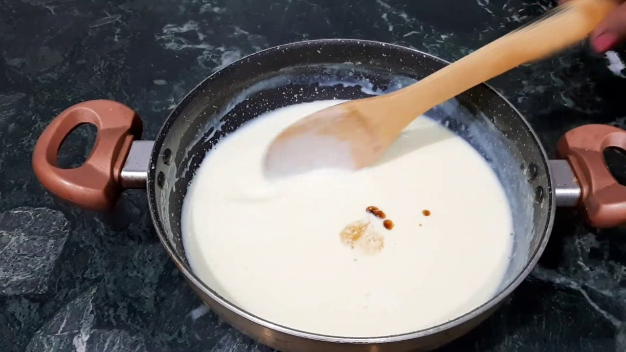 తర్వాత ఫ్రెష్ క్రీమ్, వెనీలా ఎసెన్స్ వేసి బాగా కలపాలి. మిక్సింగ్ తర్వాత, మంటను ఆపివేసి, మిశ్రమాన్ని కంటైనర్లో పోయాలి. కంటైనర్ను 6 గంటలు లేదా సెమీ సెట్ వరకు డీప్ చేయండి.