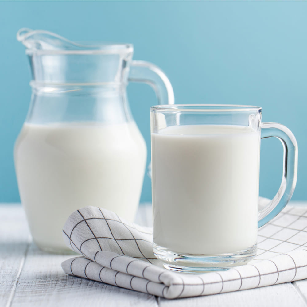 పచ్చి పాలు: ఇవి ముఖాన్ని తేమగా, మృదువుగా మార్చడంలో సహాయపడుతాయి. ఒక గిన్నెలో 4 నుంచి 5 చెంచాల పచ్చి పాలను తీసుకుని వాటికి ఒక చెంచా సెమోలినా కలపాలి. ఇప్పుడు ఈ పేస్ట్‌ని ముఖంపై అప్లై చేసి కొద్దిసేపు మసాజ్ చేయాలి. తర్వాత సాధారణ నీటితో కడిగితే సరిపోతుంది.