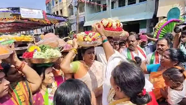 Tirupati Gangamma Jatara: వైభవంగా తిరుపతి గంగమ్మ జాతర.. అమ్మవారికి పట్టు వస్త్రాలు సమర్పించిన మంత్రి రోజా..