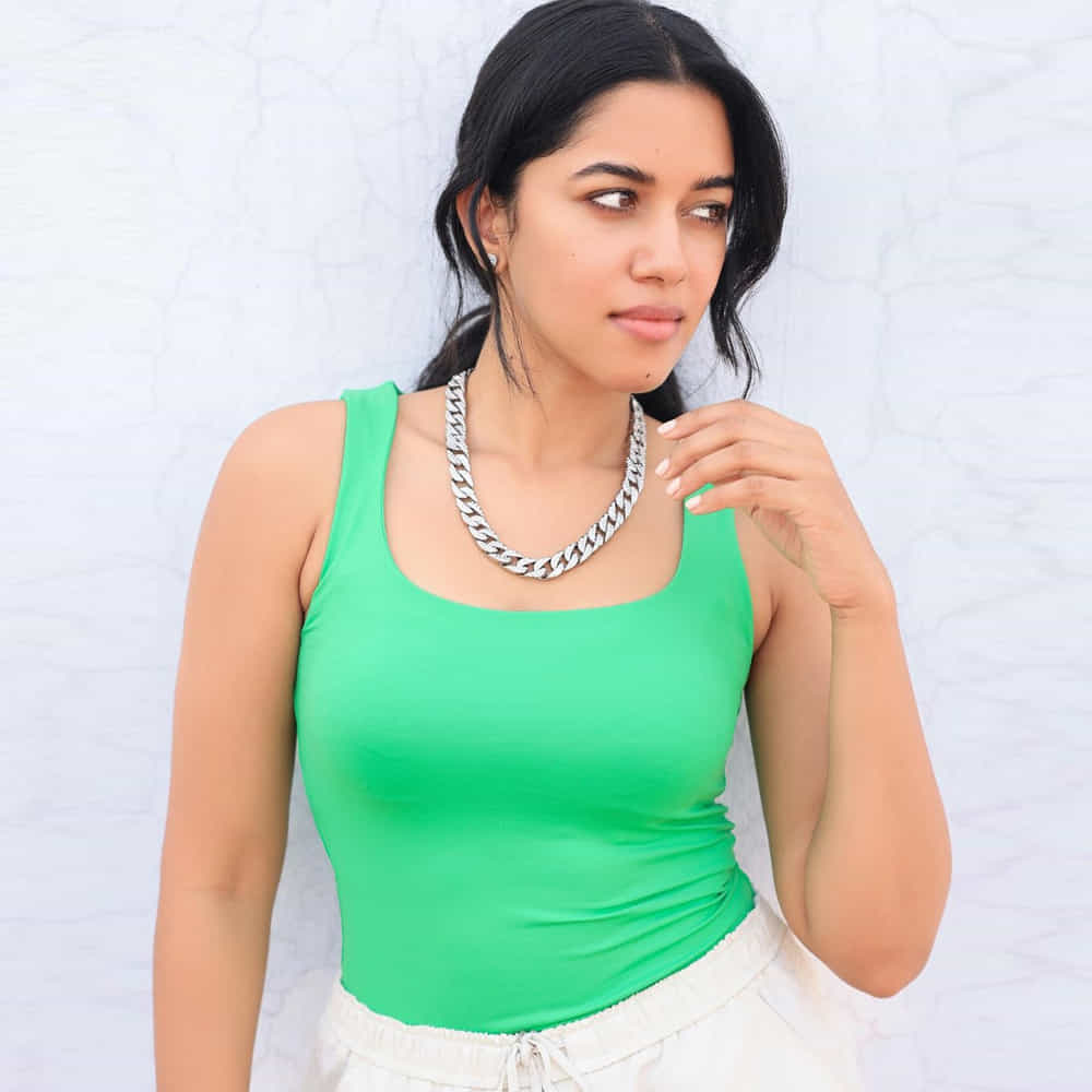మృణాళిని రవి.. సోషల్ మీడియాలో డ‌బ్‌స్మాష్‌తో వీడియోలు చేసి.. రాత్రికి రాత్రే సెల‌బ్రిటీ స్టేట‌స్ అందుకుంటున్నది ఈ తమిళ భామ. తమిళ నాడుకు చెందిన మృణాళిని.తమిళ నాట ఫుల్ పాపులారిటీ సంపాదించింది. తాజాగా మృణాళిని రవి బ్యూటీఫుల్ ఫోటోస్ సోషల్ మీడియాలో ఎట్ట్రాక్ట్ చేస్తున్నాయ్.