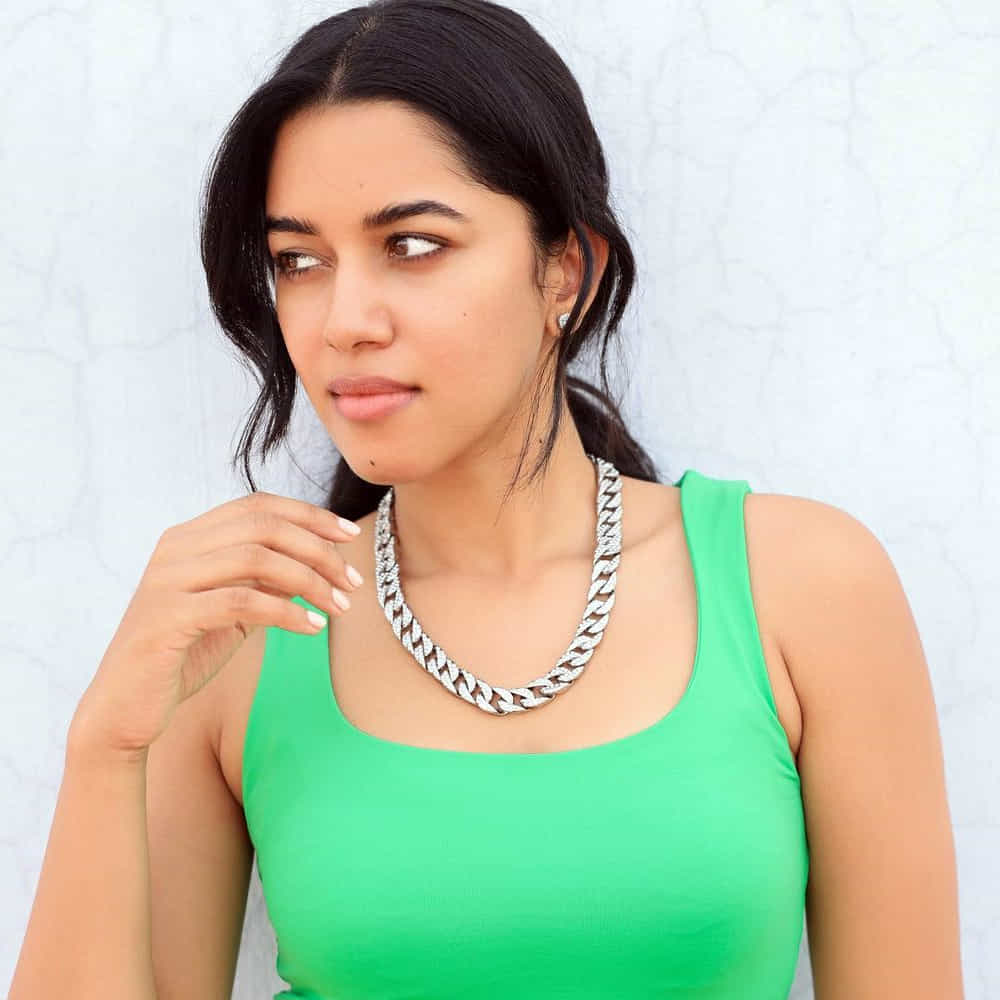 మృణాళిని రవి.. సోషల్ మీడియాలో డ‌బ్‌స్మాష్‌తో వీడియోలు చేసి.. రాత్రికి రాత్రే సెల‌బ్రిటీ స్టేట‌స్ అందుకుంటున్నది ఈ తమిళ భామ. తమిళ నాడుకు చెందిన మృణాళిని.తమిళ నాట ఫుల్ పాపులారిటీ సంపాదించింది. తాజాగా మృణాళిని రవి బ్యూటీఫుల్ ఫోటోస్ సోషల్ మీడియాలో ఎట్ట్రాక్ట్ చేస్తున్నాయ్.