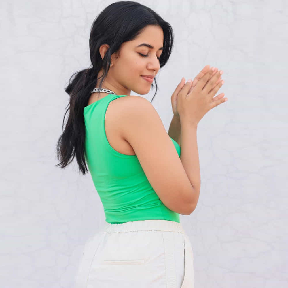 మృణాళిని రవి.. సోషల్ మీడియాలో డ‌బ్‌స్మాష్‌తో వీడియోలు చేసి.. రాత్రికి రాత్రే సెల‌బ్రిటీ స్టేట‌స్ అందుకుంటున్నది ఈ తమిళ భామ. తమిళ నాడుకు చెందిన మృణాళిని.తమిళ నాట ఫుల్ పాపులారిటీ సంపాదించింది. తాజాగా మృణాళిని రవి బ్యూటీఫుల్ ఫోటోస్ సోషల్ మీడియాలో ఎట్ట్రాక్ట్ చేస్తున్నాయ్.