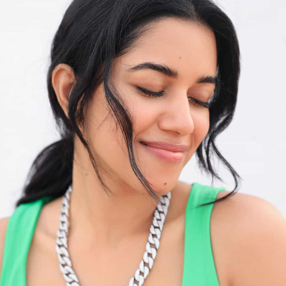 మృణాళిని రవి.. సోషల్ మీడియాలో డ‌బ్‌స్మాష్‌తో వీడియోలు చేసి.. రాత్రికి రాత్రే సెల‌బ్రిటీ స్టేట‌స్ అందుకుంటున్నది ఈ తమిళ భామ. తమిళ నాడుకు చెందిన మృణాళిని.తమిళ నాట ఫుల్ పాపులారిటీ సంపాదించింది. తాజాగా మృణాళిని రవి బ్యూటీఫుల్ ఫోటోస్ సోషల్ మీడియాలో ఎట్ట్రాక్ట్ చేస్తున్నాయ్.