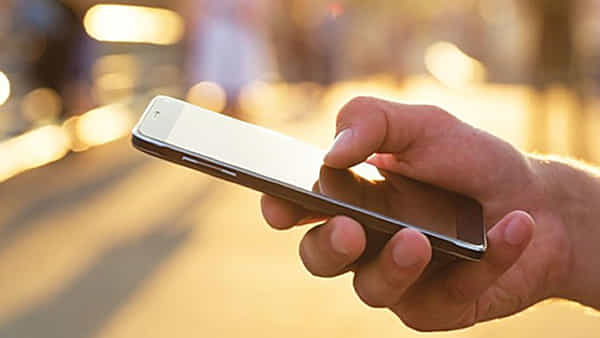 Mobile Phone: ఎక్కువ సేపు ఫోన్ మాట్లాడుతున్నారా ?.. అయితే చిక్కుల్లో పడ్డట్లే