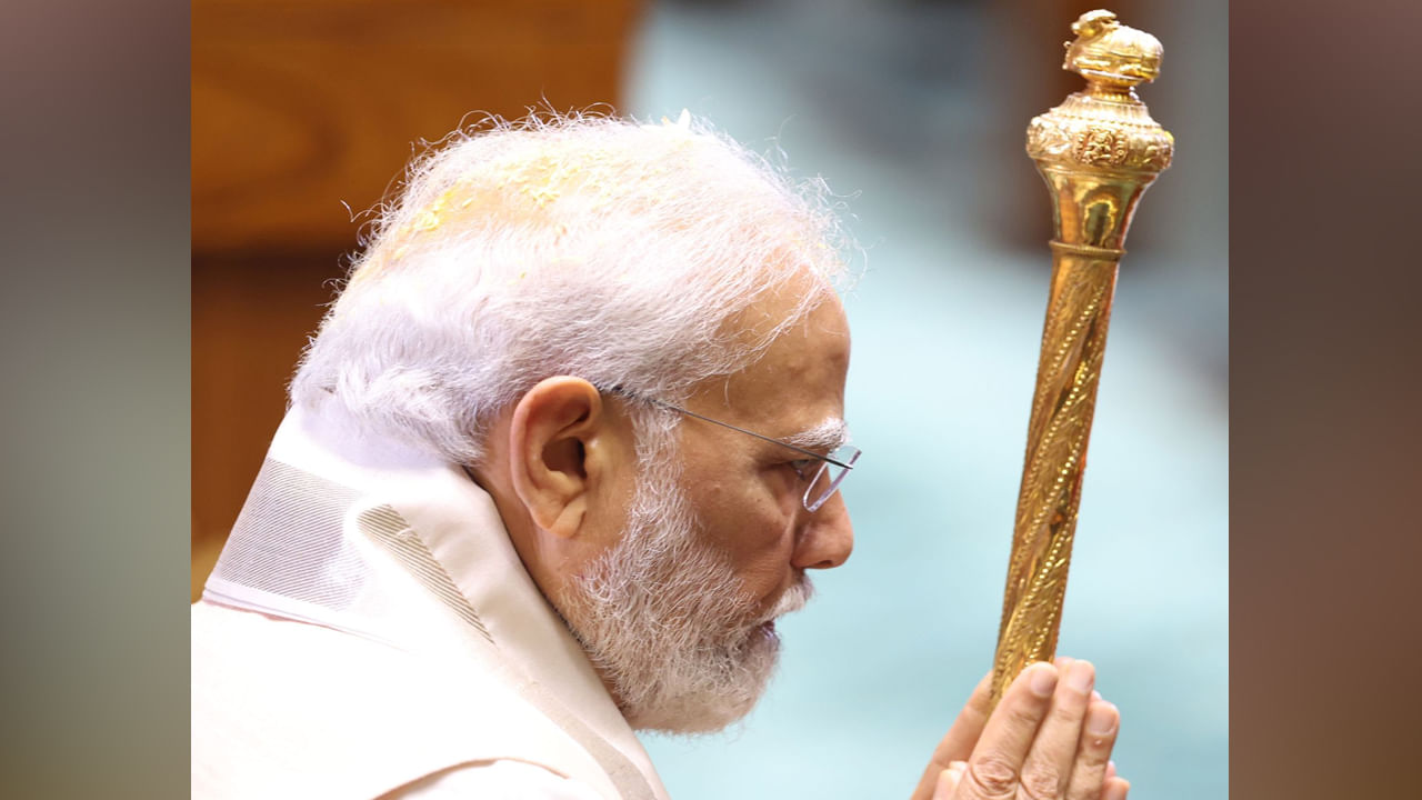 పార్లమెంట్ హాల్‌లో ఏర్పాటు చేసిన సర్వధర్మ ప్రార్థన కార్యక్రమంలో లోక్‌సభ స్పీకర్ ఓం బిర్లా, క్యాబినెట్ మంత్రులతో పాటు ప్రధాని మోదీ పాల్గొన్నారు. పార్లమెంట్ హౌస్ ప్రారంభోత్సవంతో మొదటి దశ పూర్తయింది.