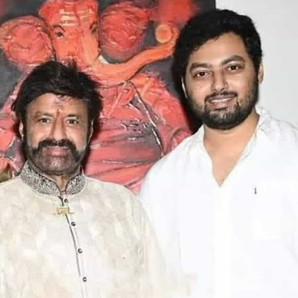 నటసింహం బాలయ్య తనయుడు మోక్షజ్ఞను సిల్వర్ స్క్రీన్పై ఎప్పుడెప్పుడు చూస్తామా అని నందమూరి ఫ్యాన్స్తో పాటు సినీ ప్రియులంతా ఎంతో కాలంగా ఎదురుచూస్తున్నారు. మోక్షజ్ఞకు యాక్టింగ్పై ఇంట్రస్ట్ లేదని వార్తలు రావడంతో అభిమానులు నొచ్చుకున్నారు. ఆ తర్వాత అవి రూమర్స్ మాత్రమే అని క్లారిటీ వచ్చింది.
