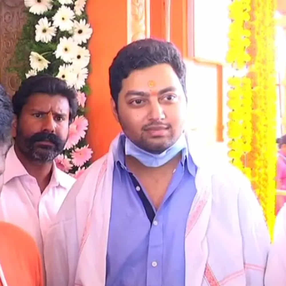 సినిమాలో ఫ్లాష్బ్యాక్ ఎపిసోడ్లో మోక్షజ్ఞ కనిపిస్తారట. గెస్ట్ రోల్లో కనిపించినప్పటికీ.. అది సినిమాకే హైలైట్గా నిలవనుందట. ఆఫీషియల్గా కన్ఫామ్ చేయనప్పటికీ ఈ వార్త నిజమేనని ఫిల్మ్ నగర్లో టాక్ నడుస్తుంది. దీంతో నందమూరి ఫ్యాన్స్ ఫుల్ ఖుషీగా ఉన్నారు.