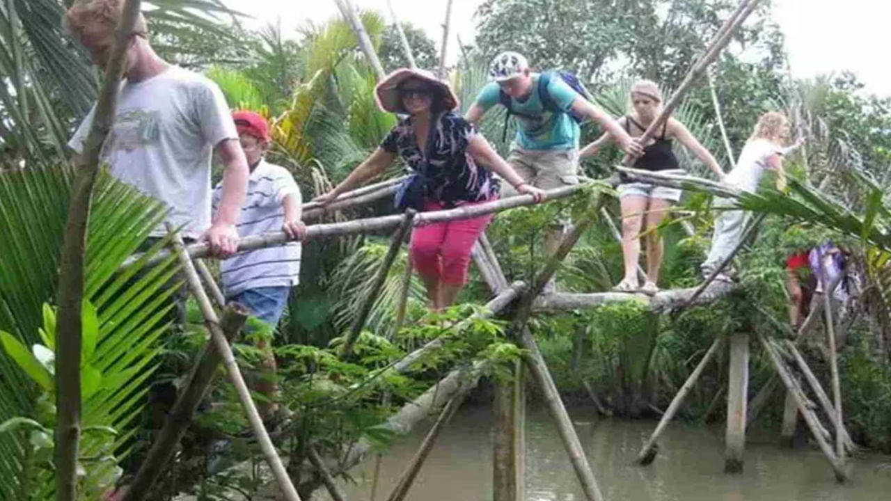 Monkey Bridges -మంకీ బ్రిడ్జెస్, వియత్నాం: మెకాంగ్ డెల్టా వియత్నాం మంకీ బ్రిడ్జ్‌లకు ప్రసిద్ధి చెందింది. ఇది మెకాంగ్ డెల్టా టూర్‌లలో ప్రతి విదేశీ యాత్రికుడికి మరపురాని అనుభూతిని అందిస్తుంది. దాదాపు ప్రతి దేశం స్థానిక ప్రజల సంస్కృతి ఆచారాలను ప్రతిబింబించే విలక్షణమైన వంతెనలను కలిగి ఉంది. ముఖ్యంగా వియత్నాంలోని మెకాంగ్ డెల్టా ప్రాంతంలో, చాలా మంది ప్రయాణికులు ప్రమాదకరమైన గేమ్‌లో పాల్గొంటున్నట్లుగా భావించే విచిత్రమైన వంతెనలు ఉన్నాయి. (ఫోటో క్రెడిట్:vietnamtravel.com)