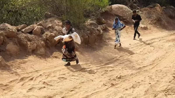 Tamil nadu: అధ్వానంగా ఉన్న రోడ్డు.. ఆగిన అంబులెన్స్.. చిన్నారి మృతదేహాన్ని మోసుకునివెళ్ళిన తల్లి..