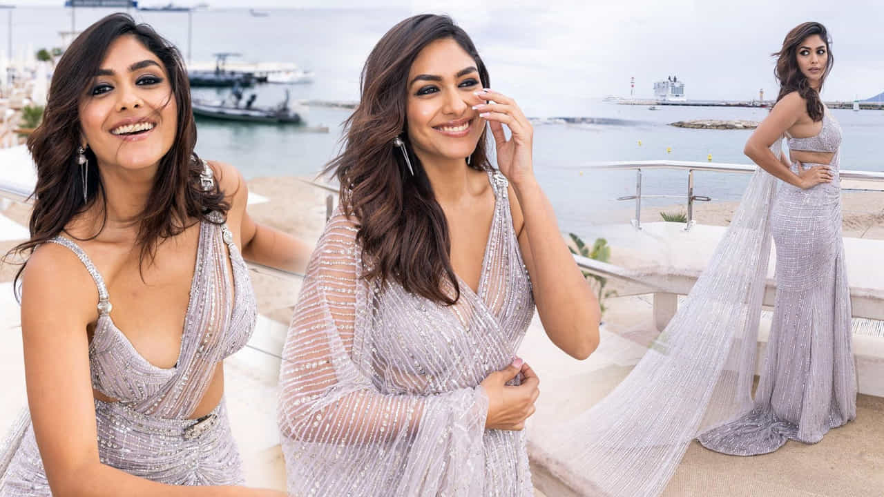ఒక్క సినిమాతోనే సౌత్ ఆడియన్స్ మనసు దోచిన బాలీవుడ్ బ్యూటీ మృణాల్ ఠాకూర్. సీతారామమ్ సినిమాతో సూపర్ హిట్ అందుకున్న ఈ భామ.. తెలుగు ప్రేక్షకుల మోస్ట్ ఫేవరెట్ లిస్ట్లో చేరిపోయారు.ఈ అమ్మడి తాజా ఫొటోస్ చూస్తూ ఫ్యాన్స్ తెగ ఎంజాయ్ చేస్తున్నారు..
