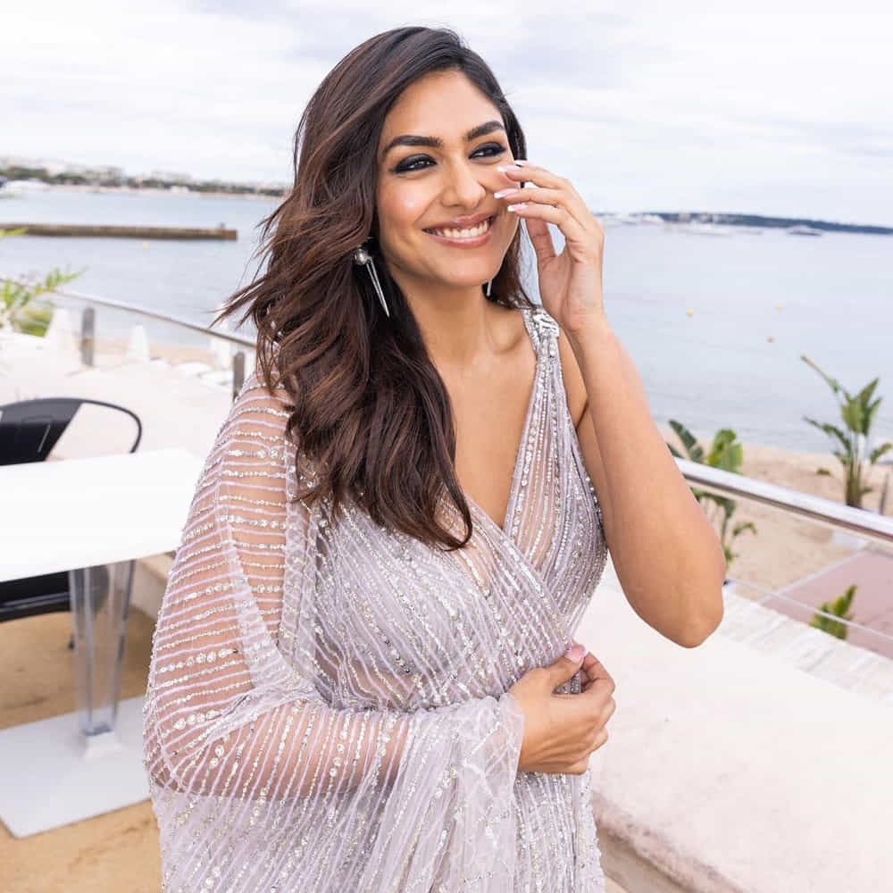 ఒక్క సినిమాతోనే సౌత్ ఆడియన్స్ మనసు దోచిన బాలీవుడ్ బ్యూటీ మృణాల్ ఠాకూర్. సీతారామమ్ సినిమాతో సూపర్ హిట్ అందుకున్న ఈ భామ.. తెలుగు ప్రేక్షకుల మోస్ట్ ఫేవరెట్ లిస్ట్లో చేరిపోయారు.ఈ అమ్మడి తాజా ఫొటోస్ చూస్తూ ఫ్యాన్స్ తెగ ఎంజాయ్ చేస్తున్నారు..