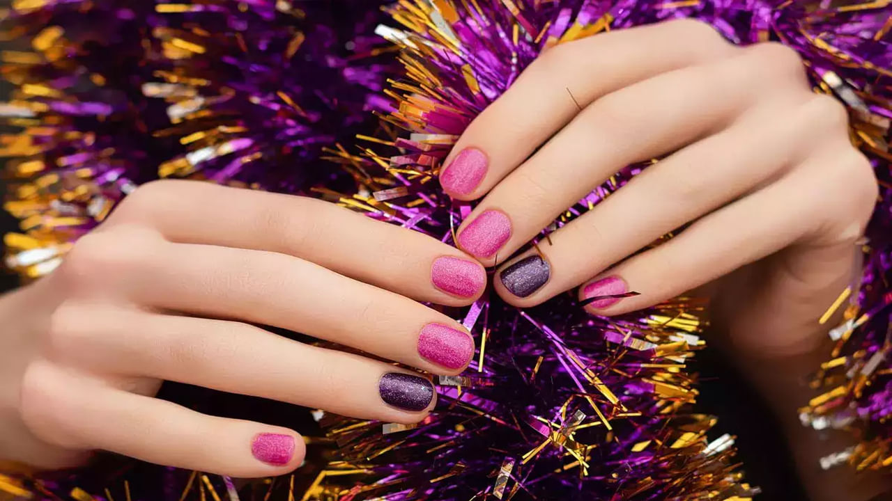 దాదాపు మార్కెట్లో దొరికే 3వేల రకాల నెయిల్ పాలిష్లపై జరిగిన పరిశోధనల్లో 49శాతం నెయిల్పాలిష్లో ట్రైఫెనైల్ ఫాస్పేట్ ఉంటుందని తేల్చారు. ఇలాంటి నెయిల్ పాలిష్ పెట్టుకోవడం వల్ల అనారోగ్య సమస్యలు వస్తాయని, వీటిని పెట్టుకున్న 10-14గంటల్లోపే మనలో టీపీహెచ్పీ పెరిగి బరువు పెరిగే అవకాశాలున్నట్లు చెబుతున్నారు.