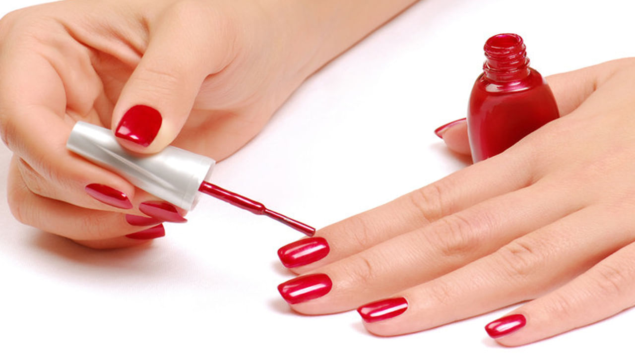 గోర్లకు చేసే జెల్ మెనిక్యూర్ కోసం వినియోగించే అల్ట్రావయలెట్ డ్రయర్ల వల్ల క్యాన్సర్ ముప్పు ఉందని ఒక అధ్యయనంలో వెల్లడైంది. యూవీ డ్రయర్లపైన యూనివర్సిటీ ఆఫ్ కాలిఫోర్నియా చేసిన అధ్యయనం వివరాలు నేచర్ జర్నల్లో ప్రచురితమయ్యాయి. 20 నిమిషాల సెషన్లో యూవీ లైట్ కింద ఉన్న శరీర కణాల్లో 20 నుంచి 30 శాతం కణాలు చనిపోతాయని, మూడు 20 నిమిషాల సెషన్లలో 65 శాతం నుంచి 70 శాతం కణాలు చనిపోతాయని శాస్త్రవేత్తలు గుర్తించారు.