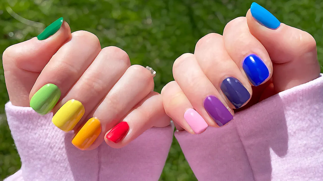 నెయిల్ పాలిష్లలో ట్రైఫెనెల్ ఫాస్పేట్ అనే రసాయనం కూడా ఉంటుంది. ఇది చాలా ప్రమాదకరమైంది. ఇది శరీరంలో చేరితే నేరుగా హార్మోన్లపైనే ప్రభావం చూపిస్తుంది. ఎప్పుడో ఒకసారి నెయిల్ పాలిస్ వేసుకుంటే ఫర్వాలేదు కానీ, నిత్యం వేసుకునే వారికి మాత్రం హానికర ప్రభావాలు పడే అవకాశం ఉందంటున్నారు శాస్త్రవేత్తలు. నెయిల్ పాలిస్ వేసుకున్న చేత్తోనే అన్నం తింటే ఆ రసాయనాలు పొట్టలోకి చేరే అవకాశం కూడా ఉంది. కాబట్టి కుడి చేతికి నెయిల్ పాలిష్ వేసుకోకపోవడమే మంచిది.