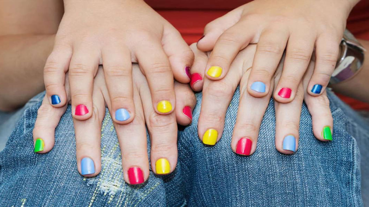 మిగతా కణాలు కూడా రోగ నిరోధకతను కోల్పోవడంతో పాటు డీఎన్ఏ ధ్వంసమవుతుందని, ఇది స్కిన్ క్యాన్సర్కు కారణం కావచ్చని శాస్త్రవేత్తలు తెలిపారు. ‘యూవీ నెయిల్ పాలిష్ డ్రయర్ల వల్ల కణాల డీఎన్ఏ డ్యామేజ్ అవుతుంది. డ్యామేజ్ అయిన డీఎన్ఏ చాలాకాలం పాటు మళ్లీ బాగుకావడం లేదు. స్కిన్ క్యాన్సర్ బాధితుల కణాల్లో ఉండే మ్యుటేషన్లే యూవీ డ్రయర్లు ఉపయోగించిన వారిలో కనిపిస్తున్నాయి. యూవీ డ్రయర్ల పట్ల అప్రమత్తంగా ఉండాలని శాస్త్రవేత్త లుడ్మిల్ అలెజ్గాన్డ్రోవ్ తెలిపారు.