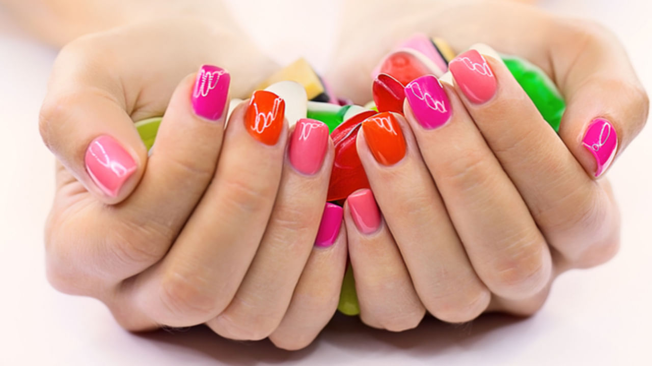 నెయిల్ పాలిష్లలో మెథాక్రిలేట్స్ అనే రసాయనాలు ఉంటాయి. ఇవి చర్మంలోకి ప్రవేశించి చెడు ఎలర్జీలకు కారణం అవుతాయి. వీటివల్ల గోళ్లు పెళుసుగా మారి, విరిగిపోతాయి. దీర్ఘకాలంగా నొప్పి ఉంటుంది. నెయిల్ పాలిష్లలో ఈ రసాయనాన్ని వాడతారు. కాబట్టి వాటిని గోళ్లకు వేసుకోకపోవడమే మంచిది. ఆ రసాయనం లేని నెయిల్ పాలిష్లు ఏదో తెలుసుకోవడం కూడా కష్టమే. కాబట్టి నెయిల్ పాలిష్ వేసుకున్నాక ఏమాత్రం రియాక్షన్ కనిపించినా.. వాటిని దూరం పెట్టేయాల్సిందే. లేకుంటే అది చేతి వేళ్లు కోల్పోయే పరిస్థితి రావచ్చు. నెయిల్ పాలిష్ వేసుకునే ముందు గోళ్లకు SPF30 అనే సన్స్క్రీన్ లోషన్ రాసి ఆ తరువాత నెయిల్ పాలిష్ వేసుకోవడం ఉత్తమమంటున్నారు ఎక్స్ఫర్ట్స్.