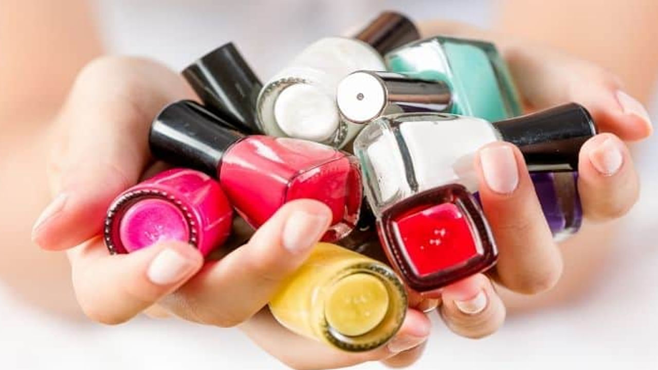 నెయిల్ పాలిష్.. అమ్మాయిల గోర్లకి మరింత అందాన్నిచ్చే ఓ కాస్మొటిక్ ప్రొడక్ట్. వీటిని అమ్మాయిలో ఎప్పుడో ఓన్ చేసేసుకున్నారు. వారానికోసారి పాతది తీసేయడం.. కొత్తరంగుని వేయడం.. మరి ఇంకా ఎక్కువ మాట్లాడితే.. రోజుకో రంగు కూడా వేసేస్తామంటూ చూడచక్కని కలర్స్ పేయింట్స్ని తమ పొడవాటి నెయిల్స్పై వేసుకుంటుంటారు. అయితే.. ఈ విషయంలో ఖచ్చితంగా జాగ్రత్త పాటించాలని శాస్త్రవేత్తలు చెబుతున్నారు.