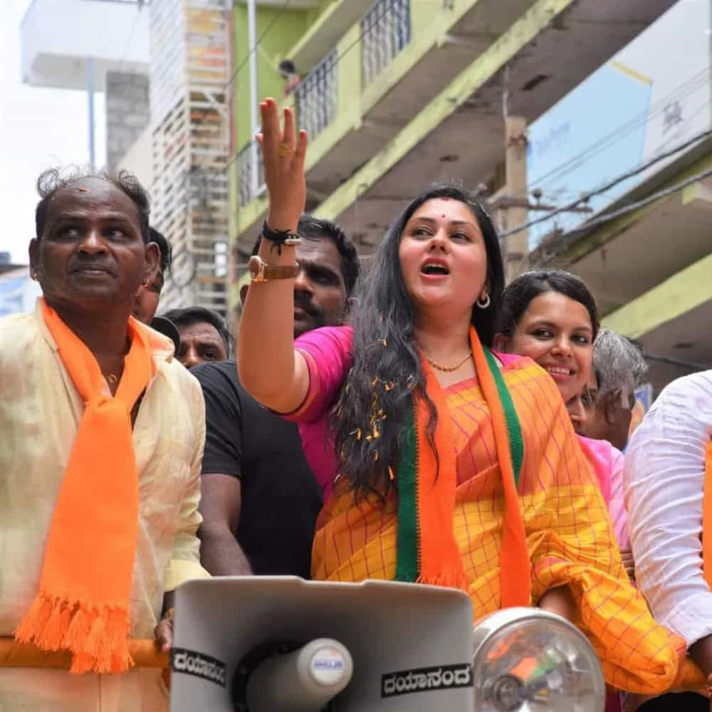 ప్రముఖ నటి నమిత కన్నడ ఎన్నికల ప్రచారంలో పాల్గొంది. నగరంలోని చిక్కపేటలో బీజేపీకి మద్దతుగా ప్రచారం చేసింది. ఈ సందర్భంగా నమితను చూడడానికి జనం పెద్దసంఖ్యలో వచ్చారు.