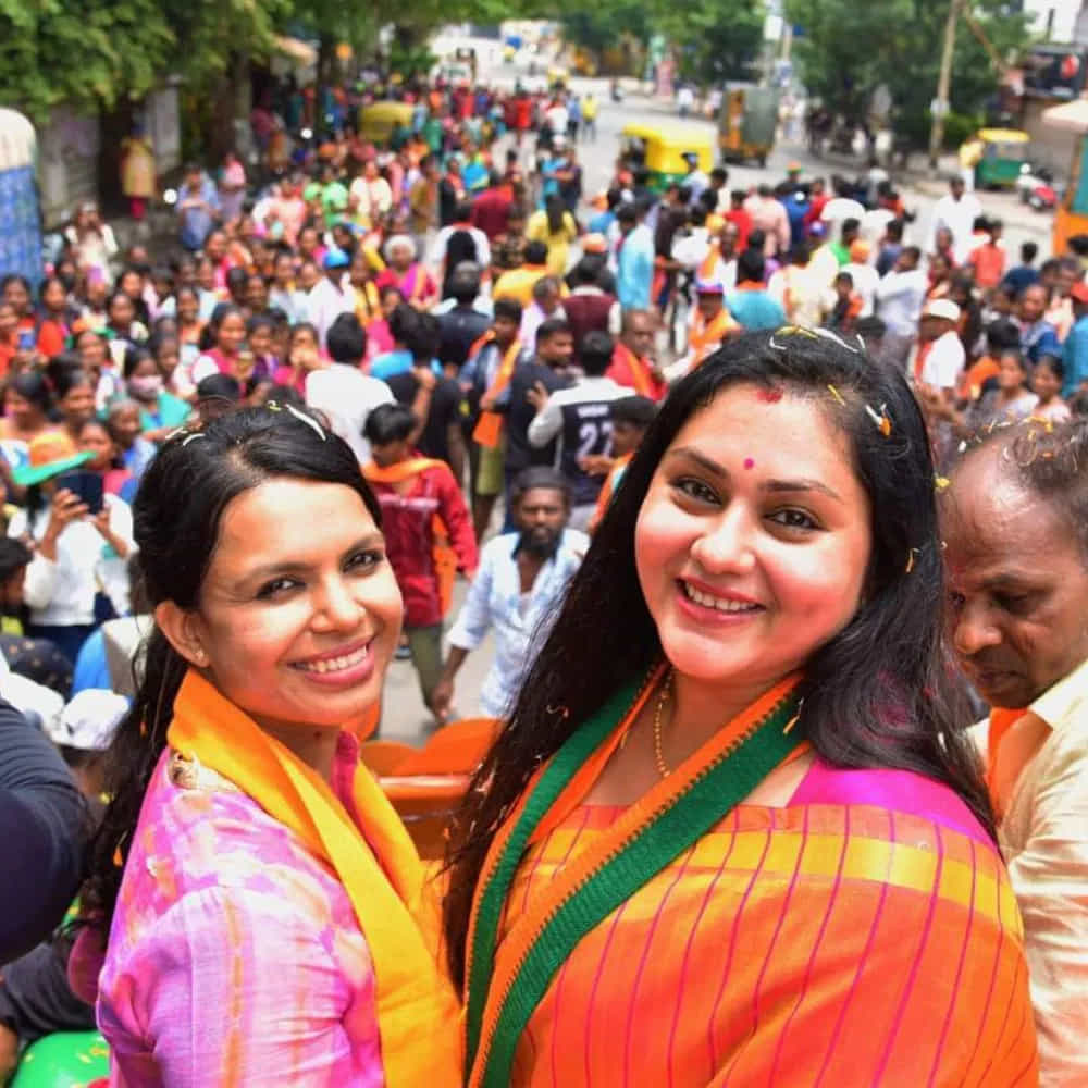 కాగా కన్నడతో పాటు తెలుగు, తమిళ భాషల్లో పలు సినిమాలు చేసింది నమిత. సొంతం, జెమిని, ఒక రాజు ఒక రాణి, బిల్లా, సింహా తదితర సినిమాలతో తెలుగు ప్రేక్షకులను మెప్పించింది.