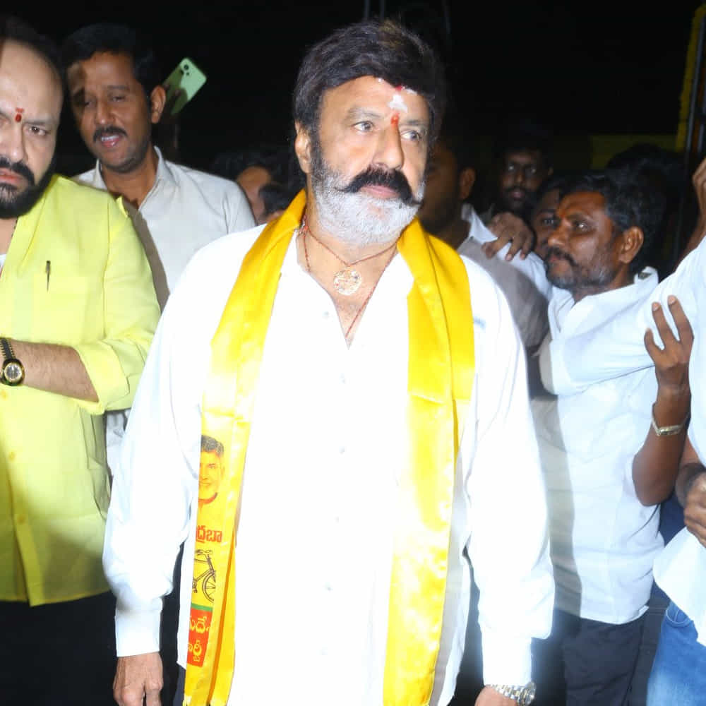 ఎన్టీఆర్ శతజయంతి సందర్భంగా కుటుంబ సభ్యులంతా ఎన్టీఆర్ ఘాట్కు వచ్చారు. మాజీ కేంద్రమంత్రి, బీజేపీ నాయకురాలు పురంధేశ్వరి నివాళులు అర్పించారు.