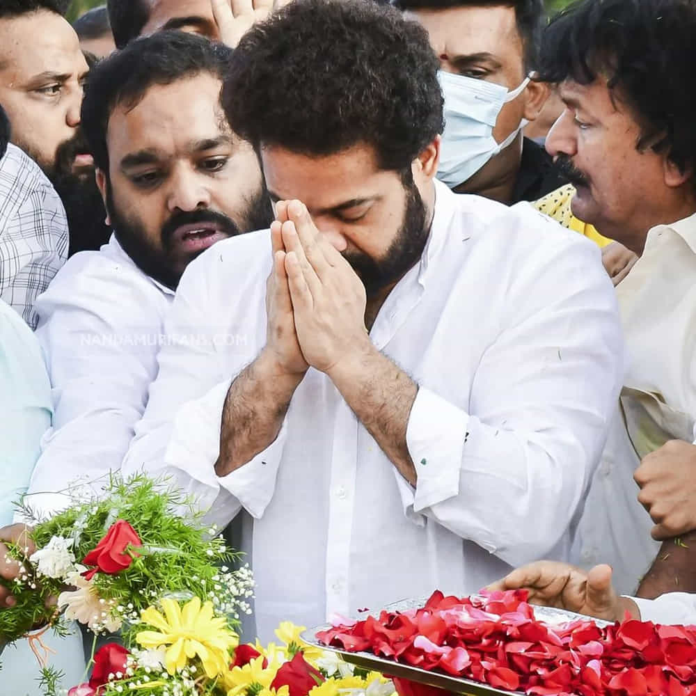 జూనియర్ ఎన్టీఆర్ కూడా ఉదయాన్నే తాత సమాధి దగ్గర పుష్పగుచ్చం ఉంచి నివాళులు అర్పించారు తారక్.