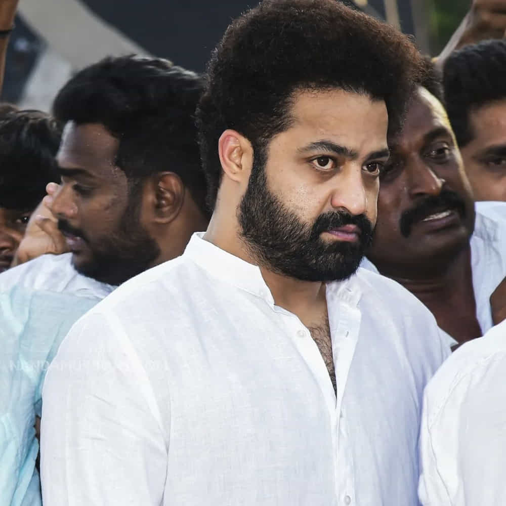 ఈ సందర్భంగా జూనియర్ అభిమానులు... సీఎం.. సీఎం అంటూ పెద్ద ఎత్తున నినాదాలు చేశారు. జూనియర్ రాకతో ఎన్టీఆర్ ఘాట్ వద్ద కోలాహలం నెలకొంది.