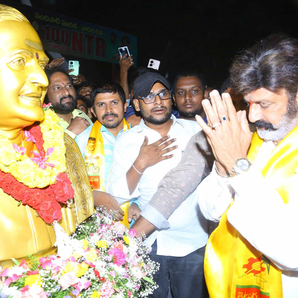 తెల్లవారుజామునే ఎన్టీఆర్ ఘాట్ కు వచ్చారు నందమూరి బాలకృష్ణ. జోహార్ ఎన్టీఆర్ అంటూ పూలమాల వేసి నివాళులు అర్పించారు.