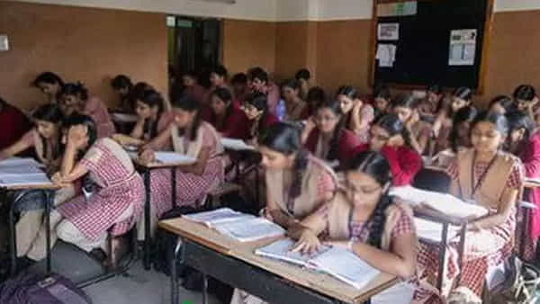 Andhra Pradesh: అనుమతిలేని స్కూల్స్పై ఏపీ ప్రభుత్వం కొరడా.. బ్రదర్ స్కూల్ పేరుతో నడుపుతున్న నారాయణ స్కూల్ సీజ్