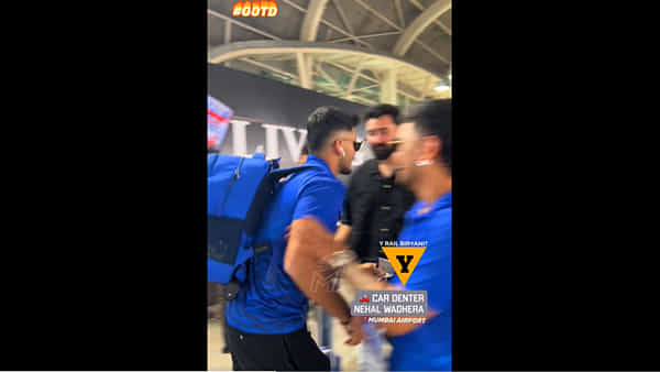 Video: మీటింగ్కు లేట్గా వచ్చాడని.. యంగ్ ప్లేయర్కు వెరైటీగా శిక్ష వేసిన ముంబై టీం.. నవ్వులు పూయిస్తోన్న వీడియో..