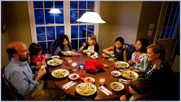 Night Eating: రాత్రి సమయంలో ఆలస్యంగా భోజనం చేస్తున్నారా..? ప్రమాదం ఉందంటున్న నిపుణులు