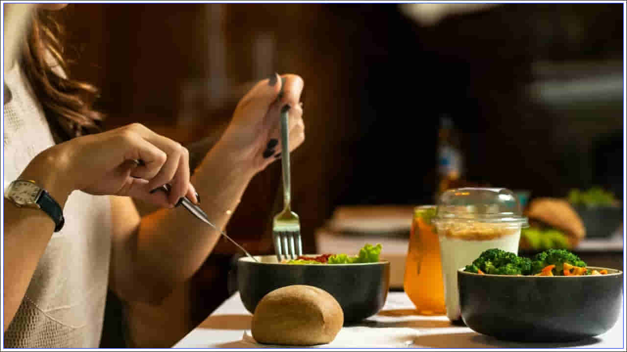 Night Dinner: రాత్రిపూట ఆలస్యంగా భోజనం చేస్తే ఏమవుతుంది..?