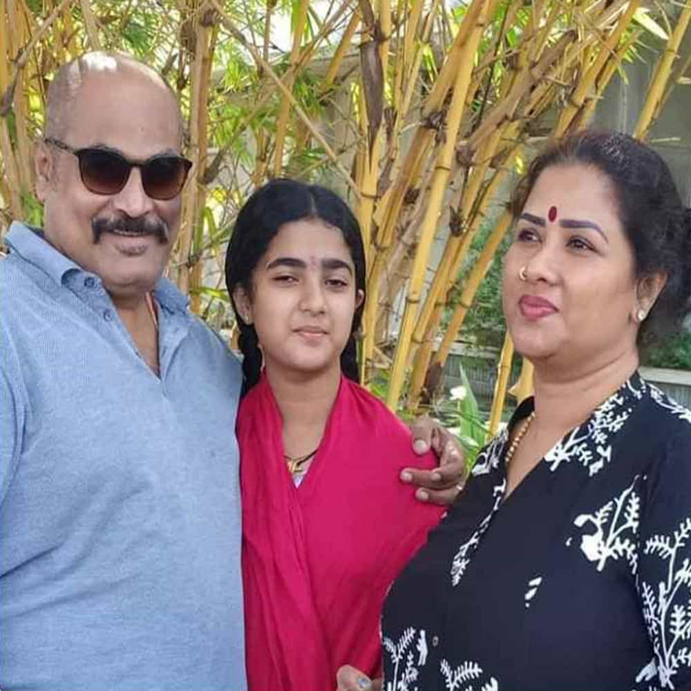 ఈ నేపథ్యంలో నీల తన తల్లిదండ్రులతో కలిసి దిగిన ఫోటోలు సోషల్ మీడియాలో వైరల్ అవుతున్నాయి.