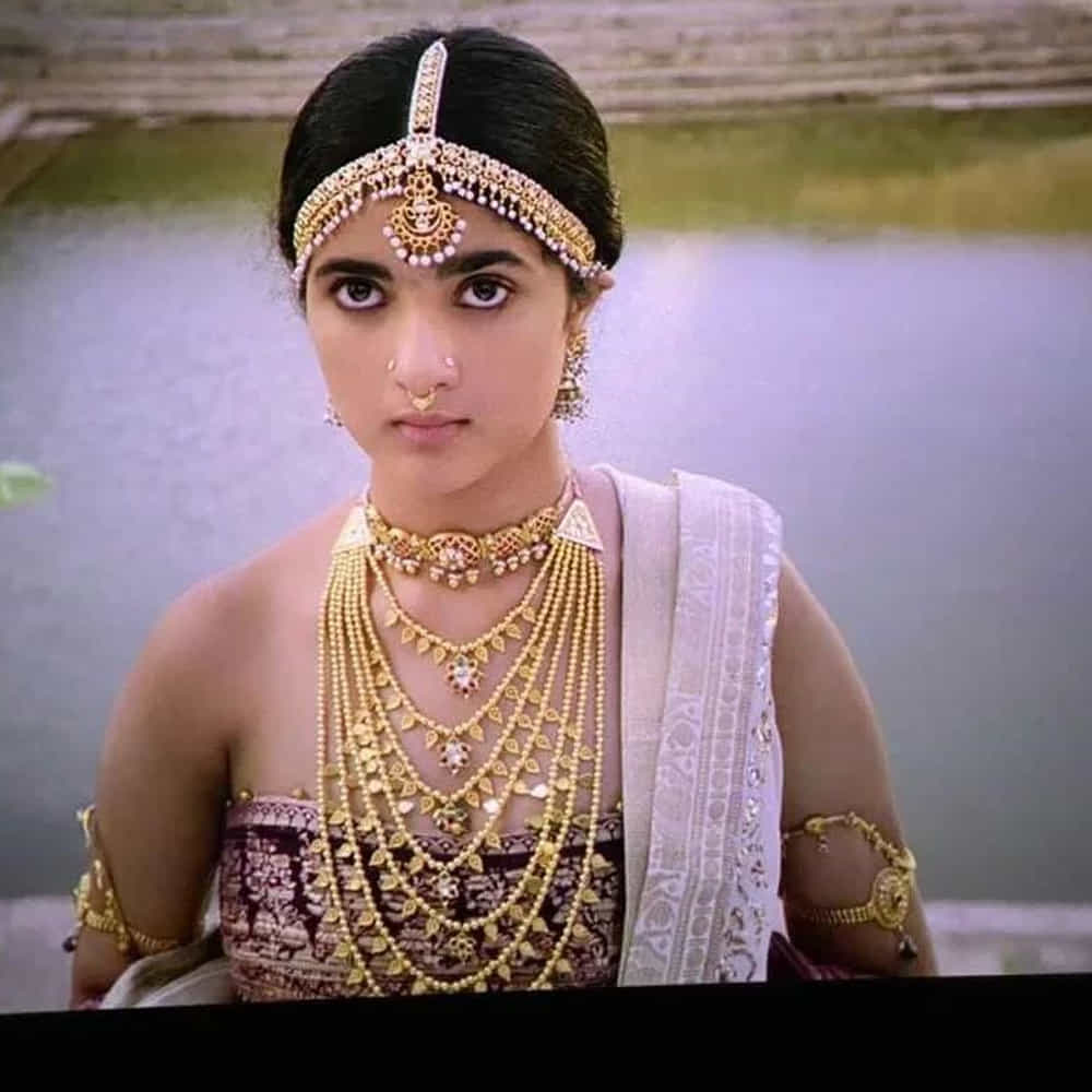తను ఎవరో కాదు.. ఈ సినిమాలు త్రిష పోషించిన కుందవై యువరాణి టీనేజ్ వయసులో ఉన్నప్పుడు కనిపించిన  అమ్మాయి. తన పేరు నీలా. 'దైవం తంత వీడు', 'అంబే వా' వంటి పాపులర్ సీరియల్స్‌లో నటించిన కనియా భారతి కుమార్తె నీలా. 