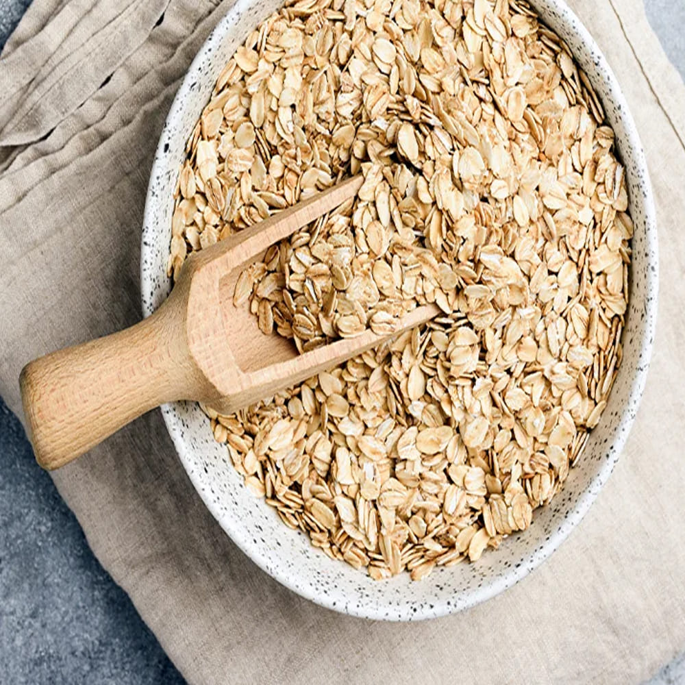 ఓట్స్: చర్మంలోని మురికిని తొలగించడానికి ఓట్స్‌లో పెరుగు కలిపి ముఖానికి స్క్రబ్‌లా ఉపయోగించాలి. చర్మంలోని మృతకణాలను తొలగించడమే కాకుండా చర్మాన్ని మెరిసేలా చేస్తుంది.