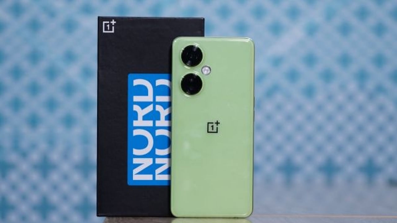 OnePlus Nord CE 3 Lite 5G: అమెజాన్‌లో వన్ ప్లస్ నార్డ్ సీఈ 3 లైట్ 5జీ (8 జీబీ ర్యామ్, 128 జీబీ స్టోరేజ్)ధర రూ. 19,999. ఒకవేళ వినియోగదారులు తమ పాత స్మార్ట్ ఫోన్‌ను ఎక్స్‌చేంజ్ చేసినట్లయితే, అదనంగా రూ. 18,750 వరకు ఎక్స్‌చేంజ్ ఆఫర్‌ను పొందవచ్చు. అలాగే ఐసీఐసీఐ బ్యాంకు క్రెడిట్ కార్డు లేదా కోటక్ బ్యాంకు క్రెడిట్ కార్డు ద్వారా చేసే లావాదేవీపై 10 శాతం వరకు డిస్కౌంట్ ఆఫర్ ఉంది