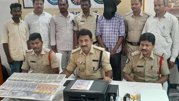 Fake Currency: టీ షాప్లో ఫేక్ కరెన్సీ ప్రింటింగ్.. యూ ట్యూబ్ వీడియోల చూసి దొంగ నోట్ల ముద్రిస్తున్న యువకుడు అరెస్ట్..