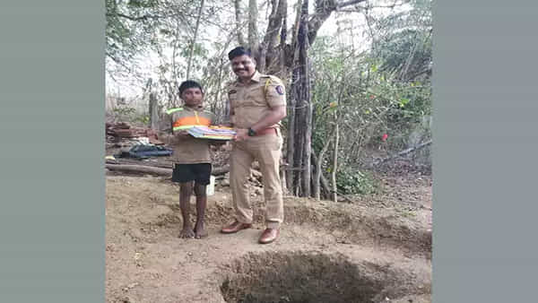 Watch: నీళ్ల కోసం తల్లి పడుతున్న కష్టం చూడలేక భగీరథ ప్రయత్నం చేసిన బాలుడు.. అదేంటో వీడియోలో చూడండి..