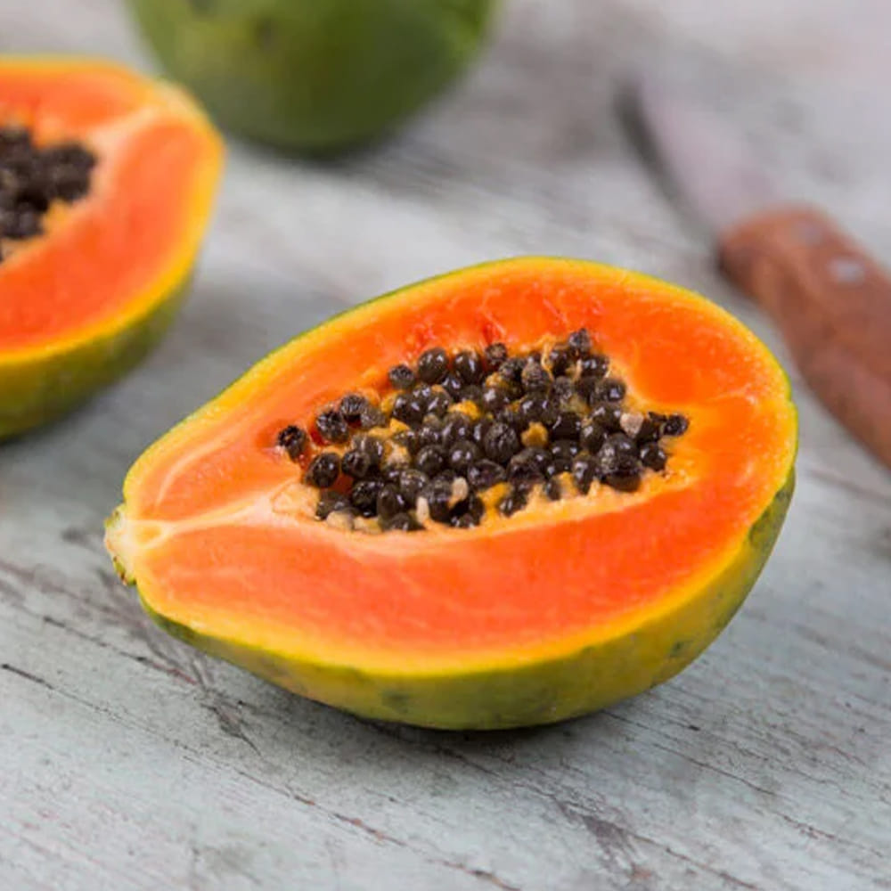 బొప్పాయి: ఈ హోం రెమెడీని తీసుకోవడం వల్ల చర్మంలోని మృతకణాలే కాకుండా ట్యాన్ కూడా తొలగిపోతుంది. బొప్పాయిని తీసుకుని మెత్తగా చేసి ముఖానికి పట్టించాలి. కాసేపయ్యాక చల్లటి నీటితో కడిగితే సరిపోతుంది.