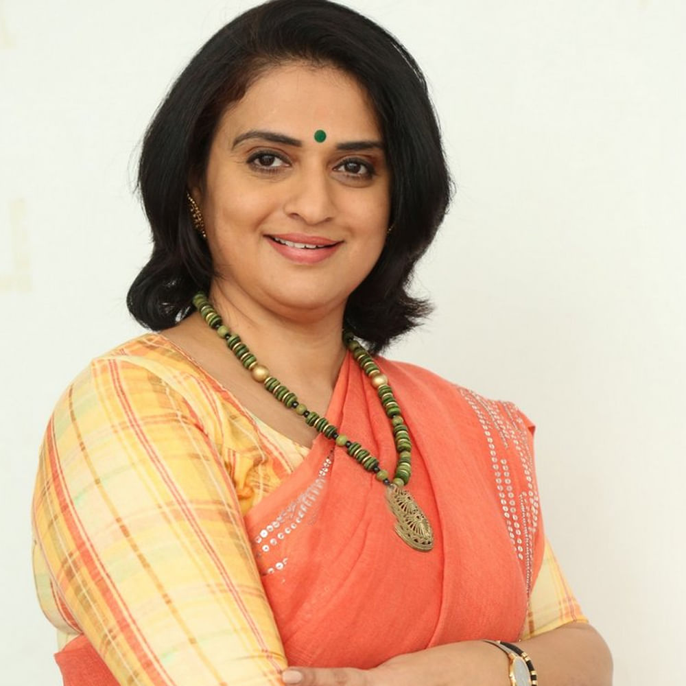 చాలా విరామం తర్వాత 'మళ్ళీ పెళ్లి' లో మళ్ళీ హీరోయిన్ గా చేయడం ఎలా అనిపించింది ? పవిత్ర లోకేష్: నా కెరీర్ ప్రారంభం నుంచి పాత్రలపై ద్రుష్టి పెట్టాను గానీ హీరోయిన్ గానే చేయాలని ఎప్పుడూ అనుకోలేదు. నా కెరీర్ మొదట్లోనే సుప్రసిద్ధ దర్శకులు గిరీష్ కాసరవెల్లి గారు నన్ను కథానాయికగా చేసి రెండు సినిమాలు చేయడం నా అదృష్టం. తర్వాత నాకు వచ్చిన, నచ్చి పాత్రలు చేసుకుంటూ వచ్చాను. ఇప్పుడు మళ్ళీ పెళ్లి లో ప్రధాన పాత్ర పోషిస్తున్నాను. నరేష్ గారు చెప్పినట్లు .. హీరో హీరోయిన్ అనుకుంటే హీరో హీరోయిన్ అనుకోవచ్చు. ఎలా కన్సిడర్ చేస్తారనేది మీ ఇష్టానికి వదిలేస్తున్నాను.