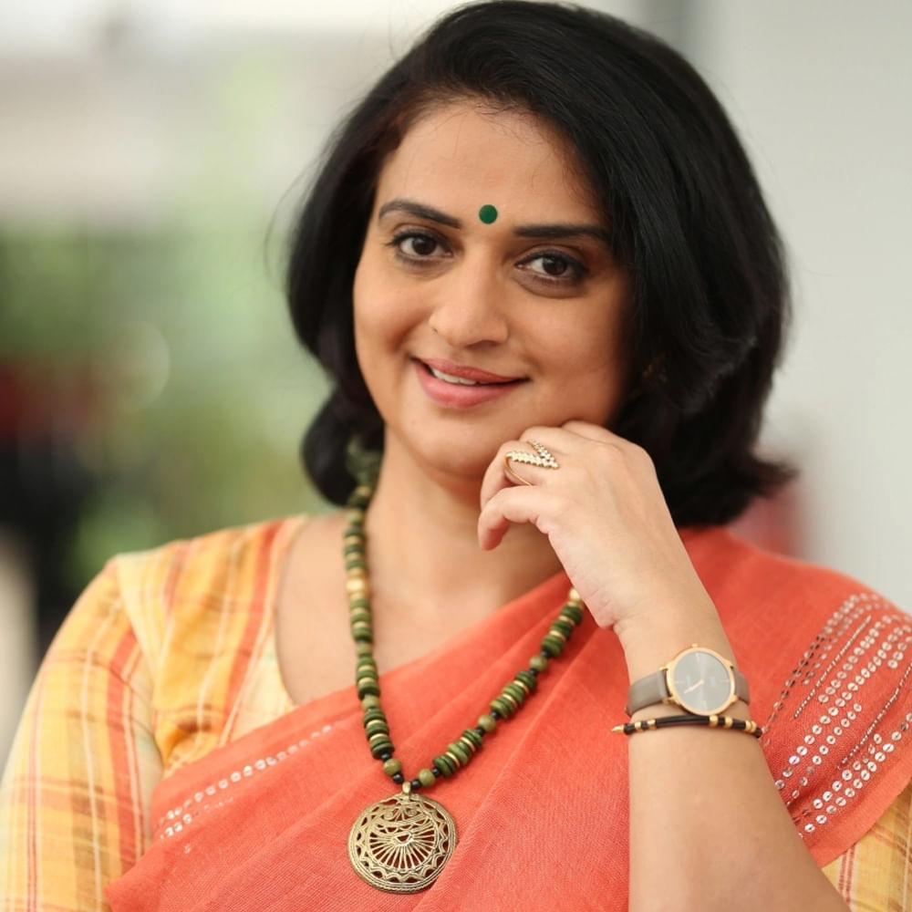  'మళ్ళీ పెళ్లి' సినిమా మీరు చేయడానికి కారణం ? పవిత్ర లోకేష్: ఎంఎస్ రాజు గారు ఈ కథ చెప్పినప్పుడు నచ్చింది. నరేష్ గారు, నేను కలసి చేస్తేనే ఇది బావుందని అన్నారు. మా ఇద్దరికీ నచ్చి ఈ సినిమా చేశాం.