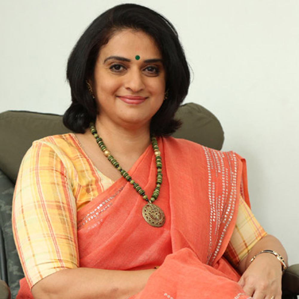  'మళ్ళీ పెళ్లి' సినిమా మీరు చేయడానికి కారణం ? పవిత్ర లోకేష్: ఎంఎస్ రాజు గారు ఈ కథ చెప్పినప్పుడు నచ్చింది. నరేష్ గారు, నేను కలసి చేస్తేనే ఇది బావుందని అన్నారు. మా ఇద్దరికీ నచ్చి ఈ సినిమా చేశాం.