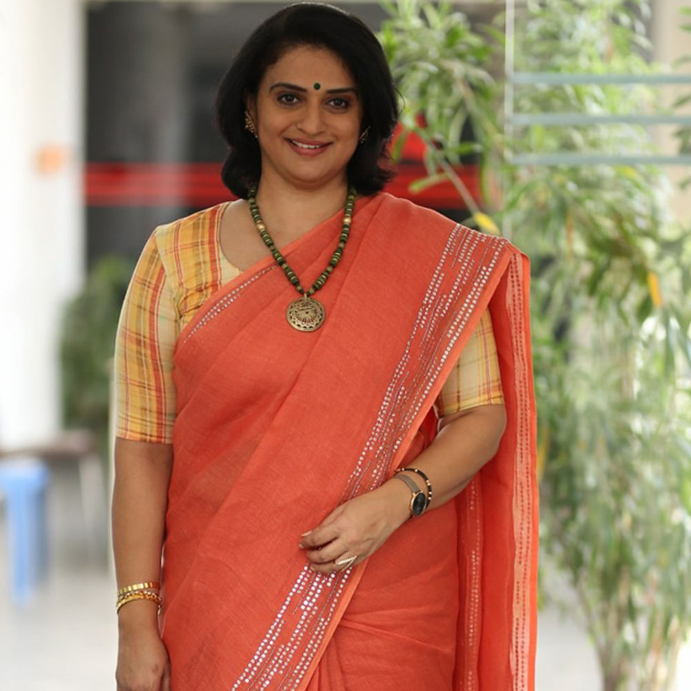 మళ్ళీ పెళ్లి అనే పదాన్ని సమాజం ఇప్పటికీ తక్కువగానే చూస్తుంది ? దీనిపై మీ అభిప్రాయం? పవిత్ర లోకేష్: ఇదొక్కటే కాదు సమాజంలో చాలా నిబంధనలు వుంటాయి. అయితే సమాజంలో ఎవరు ఎవరిని సరిచేయలేరు. ఎవరి ఆలోచన, అభిప్రాయాలతో వాళ్ళు వుంటారు. మా విషయంలో కొన్ని సంఘటనలు జరిగాయి. నా విషయానికే వస్తే .. కొందరు పరిస్థితులని అడ్డుపెట్టుకొని చాలా తప్పుగా చూపారు. నా వ్యక్తిత్వ హననం చేసి, నా కెరీర్ పై బ్లాక్ మార్క్ పెట్టాలని చూశారు. దీని నుంచి బయటికి రావడం చాలా కష్టం. నేను ఒంటరిగా వుంటే ఆత్మహత్య చేసుకోవాలి లేదా ఇంట్లో కూర్చోవాలి. నేను బయటికివచ్చానంటే కారణం నరేష్ గారు..నా వెనుక బలంగా నిల్చున్నారు. నేను ఉన్నానని చెప్పారు. దేనికీ భయపడలేదు. నేను ఒక్క అడుగు వెనకి వేసినా పరిస్థితి దారుణంగా వుండేది. నరేష్ గారు చాలా సపోర్ట్ గా వున్నారు.