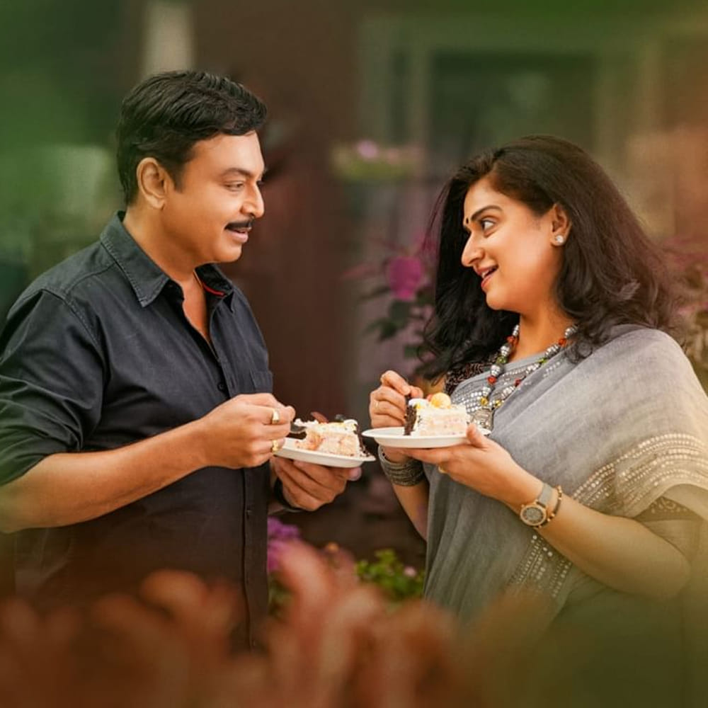  ఇది ఎవరికైనా టార్గెట్ చేయడానికి తీసిన సినిమానా ? పవిత్ర లోకేష్: లేదండీ. ఒకరిని టార్గెట్ చేయడానికి సినిమా తీయాల్సిన అక్కరలేదు.