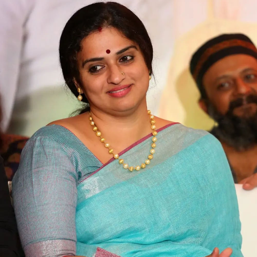 విజయ నిర్మల గారిని కలిశారా? పవిత్ర లోకేష్: విజయ నిర్మల గారిని కలిశాను. కానీ మేము కలిసినపుడు విజయ నిర్మల గారి ఆరోగ్యం అంతగా బాలేదు. ఆమెతో ఎక్కువ సమయం గడిపే అవకాశం రాలేదు. కానీ కృష్ణ గారితో చాలా సమయం గడిపాం. ఆయనతో మాట్లాడటం, ఎన్నో విషయాలని పంచుకోవడం జరిగింది. ఈ విషయంలో అదృష్టంగా భావిస్తున్నాను. మహేష్ బాబు గారిని కూడా కలిశాను. ఫ్యామిలీ మమ్మల్ని యాక్సప్ట్ చేసింది.