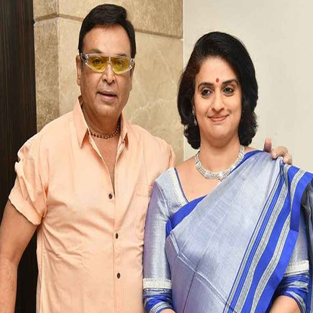 నరేష్ గారిలో మీకు నచ్చిన లక్షణాలు ? పవిత్ర లోకేష్: నరేష్ గారు ఎంత సీరియస్ విషయాన్ని అయినా చాలా లైట్ తీసుకొని దానికి ఏం కావాలో చాలా సీరియస్ గా చేస్తారు. ఆ క్యాలిటీ నాలో లేదు. నేను చిన్న చిన్న విషయాలని కూడా సీరియస్ గా తీసుకుంటాను. నరేశ్ గారు ఈ రోజు గురించే ఆలోచిస్తారు. ఈ రోజు తమకి వున్నదాంట్లో సంతోషంగా వుండాలని అనుకుంటారు. రేపు అనేది రాని చూసుకుందామంటారు. ఈ క్యాలిటీ ఆయనలో నేర్చుకున్నాను. అన్నీటికంటే ఆయన నన్ను చాలా జాగ్రత్తగా చూసుకుంటారు. దిని కంటే కావాల్సింది ఏముంది. ఈ విషయంలో చాలా ఆనందంగా వుంది.