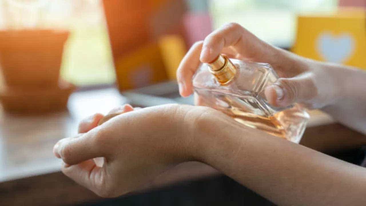 పెర్ఫ్యూమ్లను ఉపయోగించేందుకు అనేక నియమాలు ఉన్నాయి. పెర్ఫ్యూమ్లను తప్పుగా ఉపయోగించడం వల్ల వాసన ఎక్కువ కాలం ఉండదు. పెర్ఫ్యూమ్ సువాసనను ఎక్కువ కాలం ఉంచడానికి మీరు అన్ని నియమాలను తప్పనిసరిగా పాటించాలి. అవి ఏమిటో చూద్దాం.