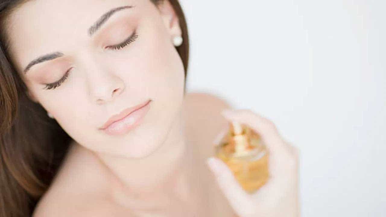చాలా మంది బట్టల మీద బాడీ స్ప్రే లేదా పెర్ఫ్యూమ్ స్ప్రే చేస్తారు. ఇది ఎప్పటికీ ఎక్కువ కాలం వాసన పడదు. అంతేకాదు, బట్టలపై పెర్ఫ్యూమ్ మరకలు మిగిలిపోతాయి. కాబట్టి బట్టలపై పెర్ఫ్యూమ్ స్ప్రే చేయడం మానేయండి.