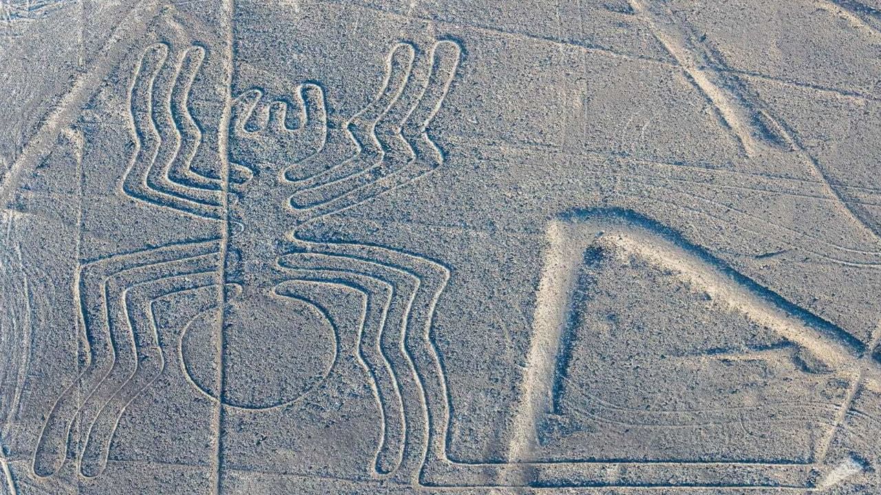 Peruvian Nazca Lines mystery: పెరూ..దక్షిణ అమెరికాలోని వాయువ్య భాగాన గల దేశం. ఇక్కడ విభిన్నమైన వాతావరణ పరిస్థితులు ఉంటాయి. ఇక ఆ దేశ ఎడారులను చూస్తే అందరూ ఫిదా అయిపోవాల్సిందే. అయితే ఓ ఎడారి మాత్రం మిస్టరీలా ఉంటుంది. అదే పెరువియన్ ఎడారి. ఈ ఎడారినే నాజ్కా అని కూడా పిలుస్తారు. ఆ ఎడారిలో గీతలు రకరకాల ఆకారాల్లో దర్శనమిస్తుంటాయి. 2000 సంవత్సరాల క్రితం పెరువియన్ ఎడారిలో చెక్కబడిన ఈ పురాతన నాజ్కా లైన్స్ ఉద్దేశ్యం ఏమిటి అన్నది నేటికీ వీడని మిస్టరీయే..?