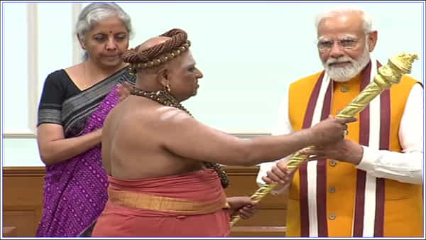 PM Modi: అప్పట్లో పండిట్ నెహ్రూ.. ఇప్పట్లో నరేంద్రమోడీ.. మఠాధిపతుల ఆశీర్వాదంతో రాజదండం స్వీకరణ